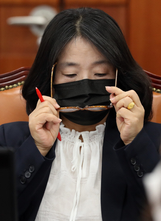 윤미향 더불어민주당 의원이 15일 오전 서울 여의도 국회에서 열린 환경노동위원회 전체회의에서 안경을 쓰고 있다.  연합뉴스